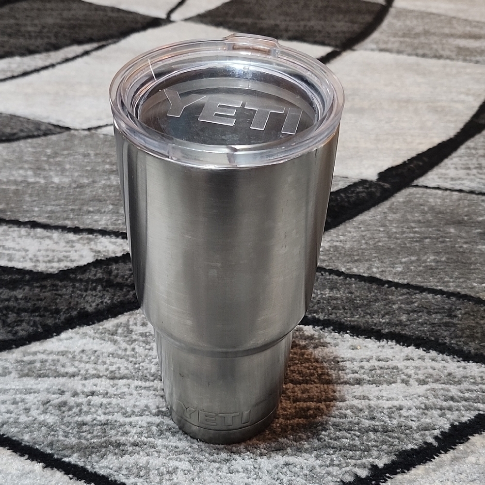 YETI RAMBLER STAINLESS STEEL DOUBLE-WALL VACUUM INSULATION 30 OZ TUMBLER